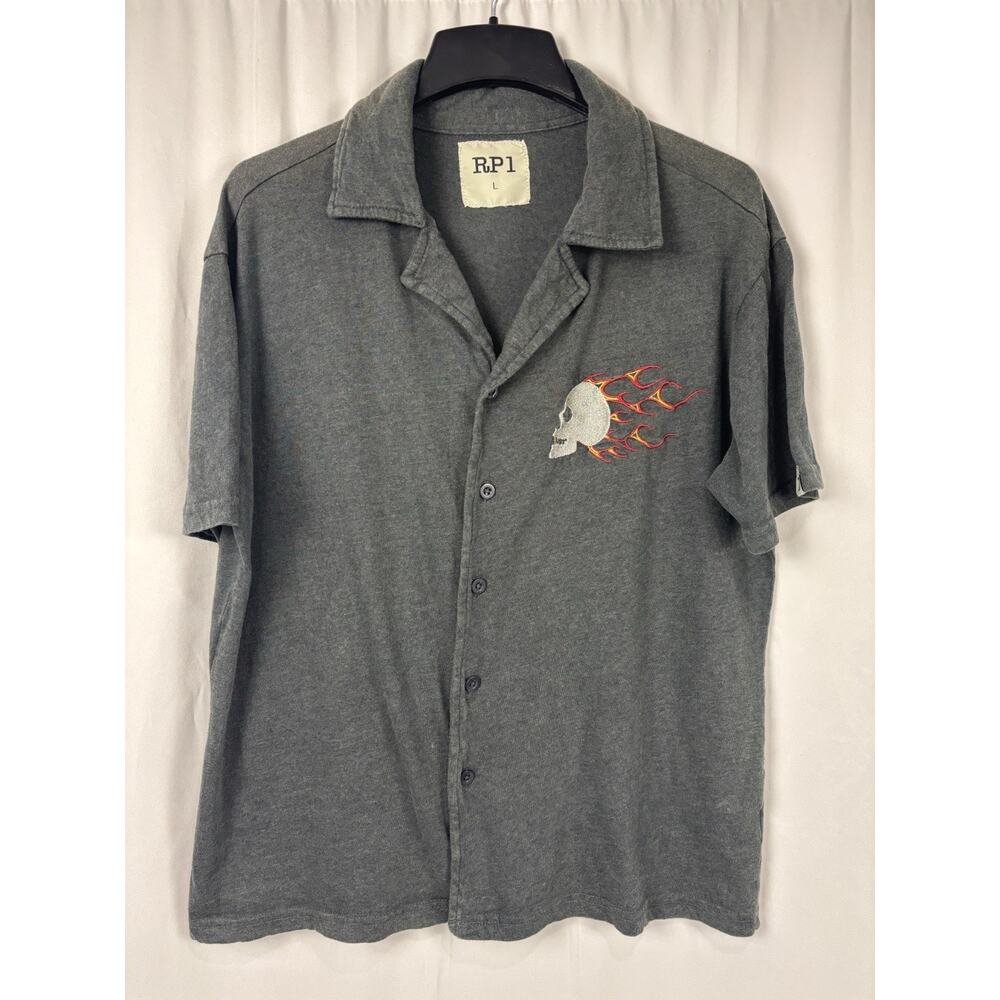 RP1 Gray Short Sleeve Button Up Polo Shirt Skull Fire Mens L Grunge Emo Punk Y2K